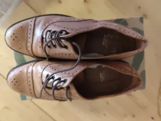 Zapatos de piel marrones con cordones.