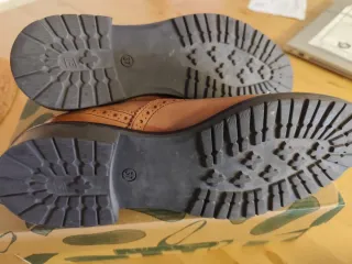 Zapatos de piel marrones con cordones.