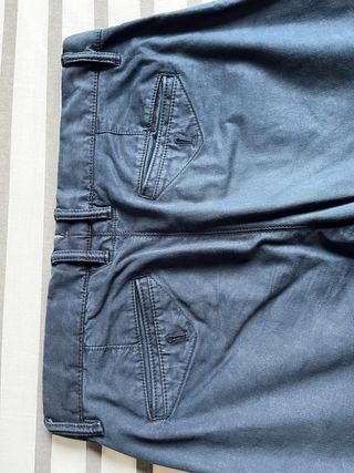 Pantalón Mango slim fit azul.