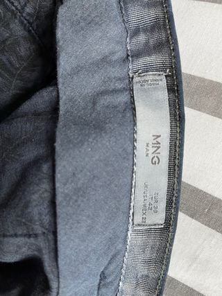 Pantalón Mango slim fit azul.