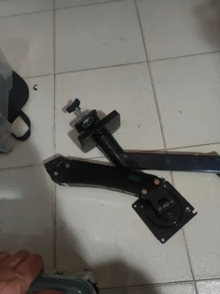 Soporte de monitor negro. Sistema agujero en mesa.