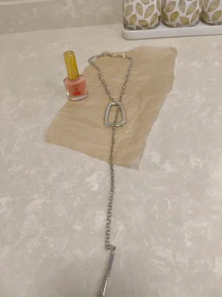 Collar plateado + regalo pintauñas nuevo