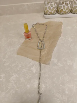 Collar plateado + regalo pintauñas nuevo