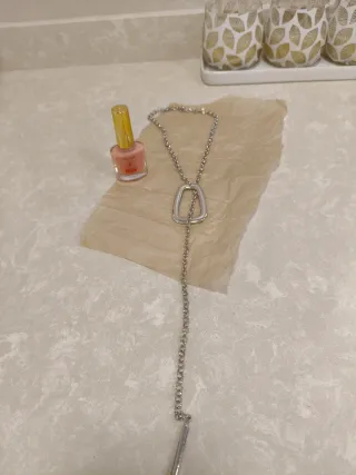 Collar plateado + regalo pintauñas nuevo