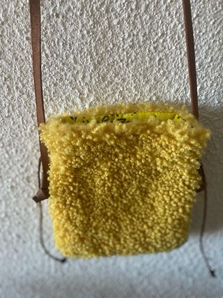 Bolso de peluche amarillo