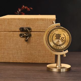 MONEDA DECORATIVA LATÓN 100 MILLONES CON SOPORTE