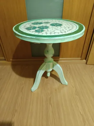 Mesita auxiliar redonda decorada