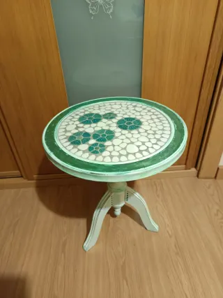 Mesita auxiliar redonda decorada