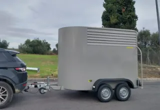 Remolque caballo y medio matrícula blanca