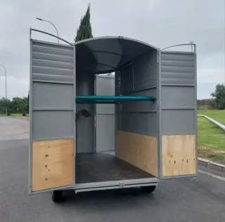 Remolque caballo y medio matrícula blanca