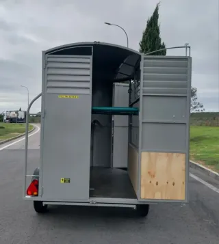 Remolque caballo y medio matrícula blanca