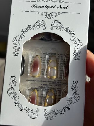 Uñas postizas doradas y rosas