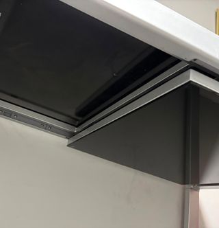 Mesa de comedor extensible de cristal y metal.