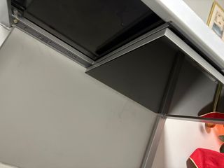 Mesa de comedor extensible de cristal y metal.