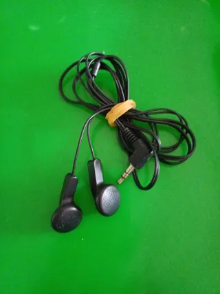 Auriculares de cable negros