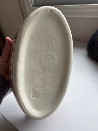 Macetero de cerámica con gallos y flores