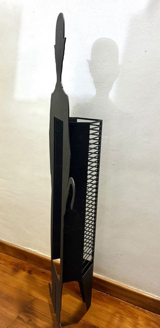 Porta CD colonna design uomo con ombrello