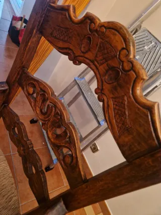 Sillón de madera con cojín estampado