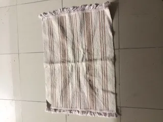 Alfombra de tela con rayas beige y marrón