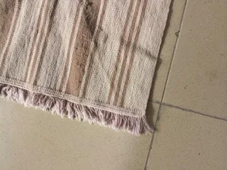 Alfombra de tela con rayas beige y marrón