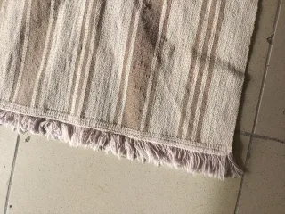 Alfombra de tela con rayas beige y marrón