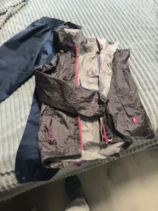 Chaqueta y pantalón impermeable T6/8