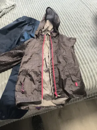 Chaqueta y pantalón impermeable T6/8