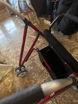 Andador rojo muy buen estado