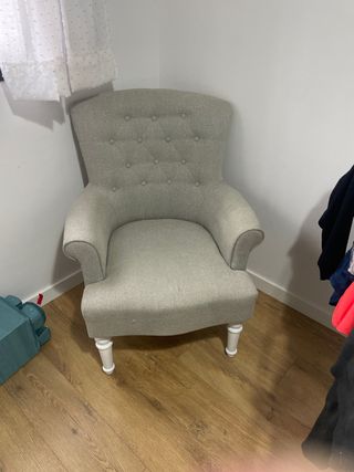 Sillón tapizado gris
