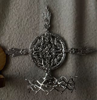 Corona de espinas con nimbo plateado