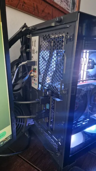 PC Gamer 9700X 7900 GRE 32GB RAM 3TB