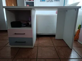 Escritorio blanco de madera