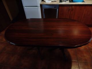 Mesa de salón de madera