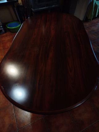 Mesa de salón de madera