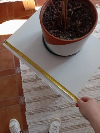 Mesita auxiliar alta de madera