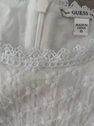 Vestido Guess blanco con volantes