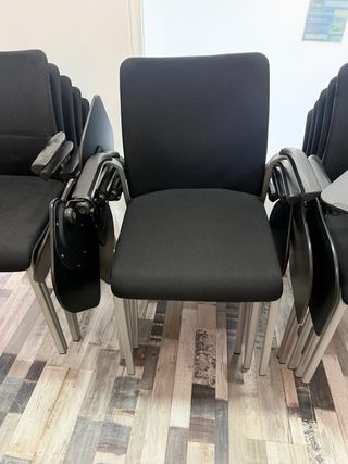 Sillas negras con bandeja de escritura