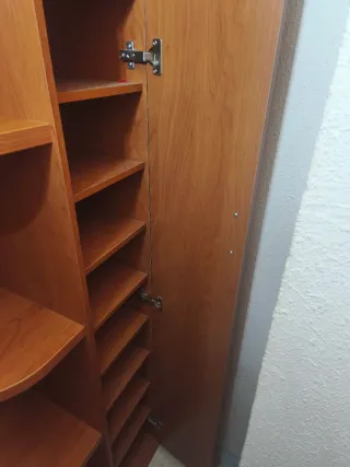 Armario de madera marrón