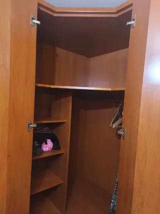 Armario de madera marrón