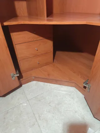 Armario de madera marrón