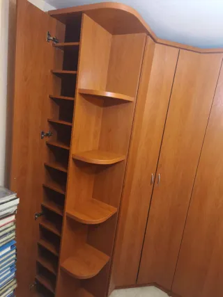 Armario de madera marrón