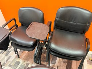 Sillas negras apilables con pala