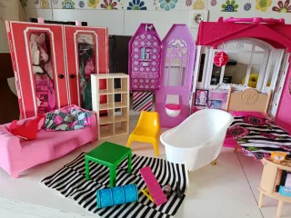 Armario y casa Barbie con accesorios
