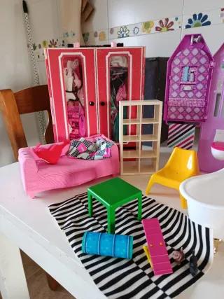 Armario y casa Barbie con accesorios
