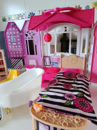Armario y casa Barbie con accesorios