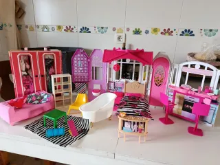 Armario y casa Barbie con accesorios