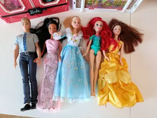 Armario y casa Barbie con accesorios