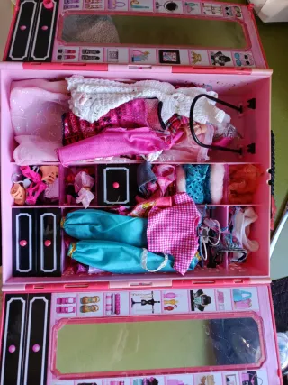 Armario y casa Barbie con accesorios