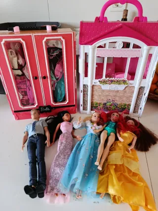 Armario y casa Barbie con accesorios