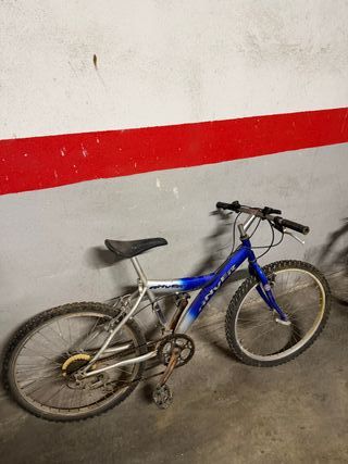Bicicleta de montaña azul